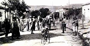 1926- Vialar - Rue du Centre - L'Eveque du Sersou dans sa voiture2 - 1927